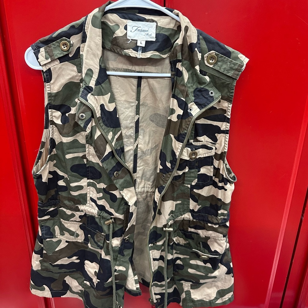 Ladies camo vest